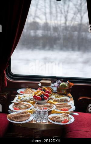 Frühstück, Transsibirische Eisenbahn im Winter, Russland Stockfoto