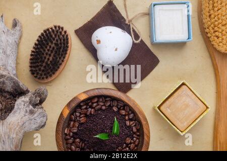 Schönheit, Körperpflege. Spa-Produkte Badezubehör natürliche organische Antizellulit-Kaffeeschälung, Holzmassagebürste, Seifen, Holzdekoration Flat Lay Close Up Stockfoto