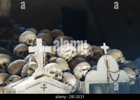 Opferschädel - Plage von 1656 und Cholera-Epidemie im Jahr 1836, Cimitero delle Fontanelle, Sanità-Bezirk Neapel Italien Stockfoto