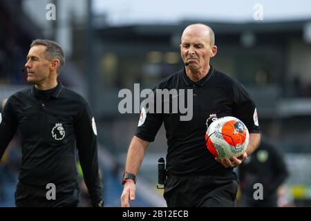 Burnley, Lancashire, Großbritannien. Februar 2020. Mike Dean, der Schiedsrichter des Spiels, nach dem Premier-League-Spiel zwischen Burnley und Bournemouth in Turf Moor, Burnley am Samstag, 22. Februar 2020. (Kredit: Pat Scaasi/MI News) Foto darf nur für redaktionelle Zwecke in Zeitungen und/oder Zeitschriften verwendet werden, Lizenz für kommerzielle Nutzung erforderlich Kredit: MI News & Sport /Alamy Live News Stockfoto