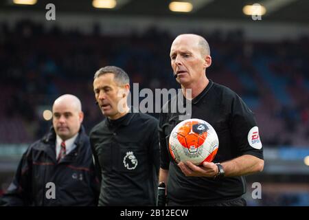 Burnley, Lancashire, Großbritannien. Februar 2020. Mike Dean, der Schiedsrichter des Spiels, nach dem Premier-League-Spiel zwischen Burnley und Bournemouth in Turf Moor, Burnley am Samstag, 22. Februar 2020. (Kredit: Pat Scaasi/MI News) Foto darf nur für redaktionelle Zwecke in Zeitungen und/oder Zeitschriften verwendet werden, Lizenz für kommerzielle Nutzung erforderlich Kredit: MI News & Sport /Alamy Live News Stockfoto