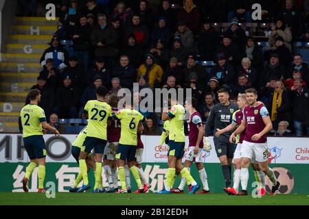 Burnley, Lancashire, Großbritannien. Februar 2020. Am Samstag, den 22. Februar 2020, bricht beim Premier-League-Spiel zwischen Burnley und Bournemouth in Turf Moor, Burnley ein Kampf aus. (Kredit: Pat Scaasi/MI News) Foto darf nur für redaktionelle Zwecke in Zeitungen und/oder Zeitschriften verwendet werden, Lizenz für kommerzielle Nutzung erforderlich Kredit: MI News & Sport /Alamy Live News Stockfoto