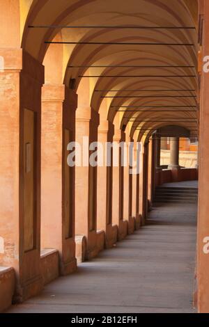 San Luca Arcade ist die längste Veranda der Welt. Bologna, Italien Stockfoto