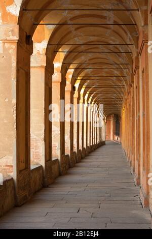 San Luca Arcade ist die längste Veranda der Welt. Bologna, Italien Stockfoto