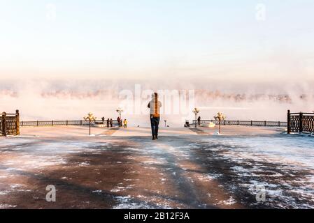 Mann, der an den Ufern des Irkut, Irkutsk, Sibirien, Russland Stockfoto