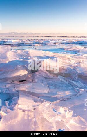 Eisbrocken und Eisskulpturen bei Sonnenuntergang am Baikalsee, Sibirien, Russland Stockfoto