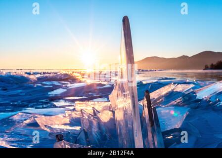 Eisbrocken und Eisskulpturen bei Sonnenuntergang am Baikalsee, Sibirien, Russland Stockfoto