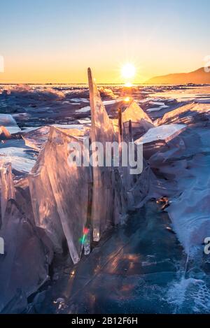 Eisbrocken und Eisskulpturen bei Sonnenuntergang am Baikalsee, Sibirien, Russland Stockfoto