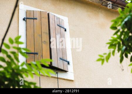 Fensterjalousien aus Holz im alten kroatischen Haus Stockfoto