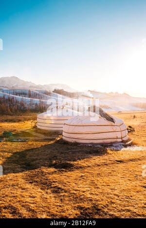 Jurten bei Sonnenuntergang in der Mongolischen Schweiz, Mongolei Stockfoto