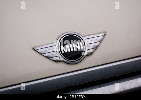 Berlin, DEUTSCHLAND - 12. FEBRUAR 2020: Nahaufnahme des Logos von British Automotive Marque MINI Auf EINEM Auto Stockfoto