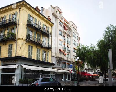 Nice, Frankreich - 24. November 2019: Ruhiges Viertel im Zentrum von Nizza mit hohen Apartmentgebäuden im Südstil und Le Liber Tea Café Stockfoto