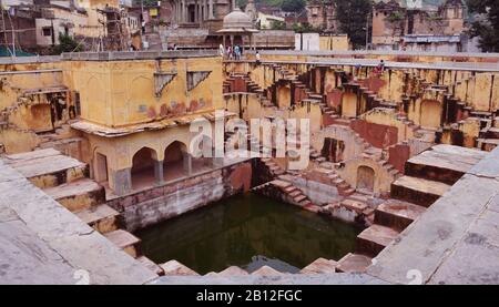 Bawri - Bedeutet Ort, der von indischen Königinnen zum Baden genutzt wird. Der Name des Ortes lautet Panna Meena ka Kund in Amer, Rajasthan Stockfoto