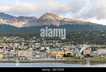 Ushuaia/Argentinien- 23. Januar 2020: Der südargentinische Hafen von Ushuaia bietet Andocken für eine große Anzahl von Kreuzfahrtschiffen, die ihn als b nutzen Stockfoto