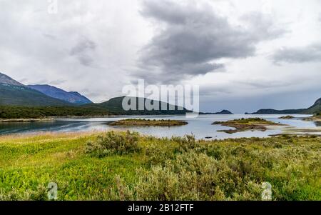 Schöne Landschaft rund um den Lago Roco See und den Rio Lapataia Fluss im Tierra Del Fuego Nationalpark, Argentinien. Stockfoto