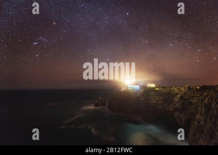 Sternenhimmel über Leuchtturm an der portugiesischen Südküste, Cabo de Sao Vicente, Algarve, Portugal Stockfoto
