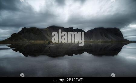 Düstere Stimmung über Vestrahorn mit Reflexion, Stokksnes, Island Stockfoto