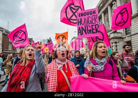 London, Großbritannien. Februar 2020. Extinction Rebellion XR Genug ist genug - Gemeinsam marschieren wir. März und Kundgebung, um den Klimaschutz hervorzuheben und gegen die Polizei, die sich auf friedliche Demonstranten festklemmt. Credit: Guy Bell/Alamy Live News Stockfoto