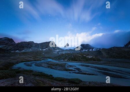 Sternenhimmel über Testa del Rutor mit gletscherfluss, Aostatal, Italien Stockfoto