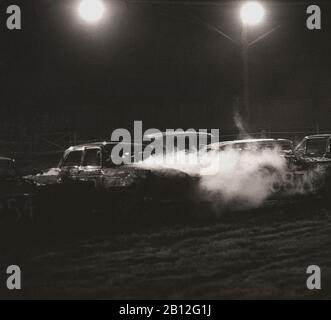 1970er Jahre, historische, abendliche Stock-Car- oder Bang-Autorennen, England, Großbritannien. Stockfoto