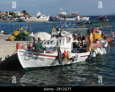 Buntes griechisches Fischerboot Maria in Agios Georgios Lichados, Evia, Griechenland. Seile, Kotflügel, Schwimmer, Netze und trocknende wellington-stiefel. Stockfoto