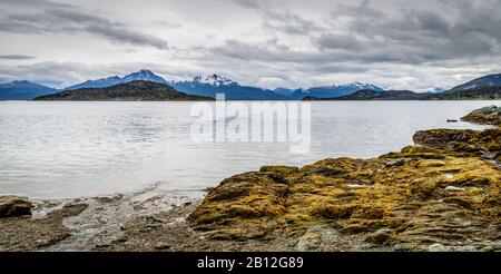 Schöne Berge umgeben die Bucht Bahai Lapataia im Tierra Del Fuego Park, Argentinien. Stockfoto