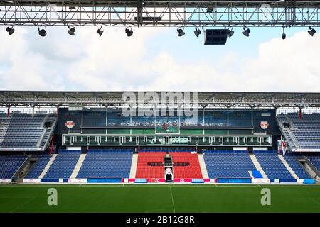 Blick auf den modernen Spielplatz des FC Red Bulls Salzburg Stadions Stockfoto
