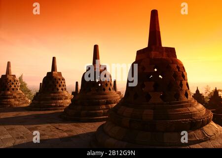 Stupas im buddhistischen Tempelkomplex Borobudur, Java Island, Indonesien Stockfoto