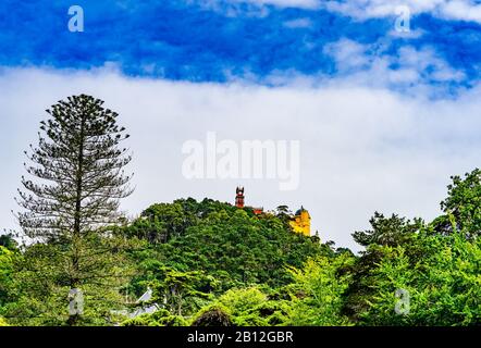 Blick auf Den Pena National Palace auf dem Hügel in Sintra, Portugal Stockfoto