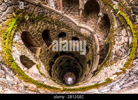 Blick auf den Initiationsbrunnen von Quinta da Regaleira in Sintra, Portugal Stockfoto