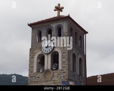 Uhrturm der Kirche des Heiligen Dimitrius von Saloniki in Agios Dimitrios, Pieria, Griechenland in der Nähe des Olympos. Stockfoto