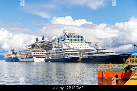 Ushuaia/Argentinien- 23. Januar 2020: Der südargentinische Hafen von Ushuaia bietet Andocken für eine große Anzahl von Kreuzfahrtschiffen in die Antarktis. Stockfoto