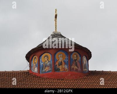 Bemalte Kuppel der Kirche des heiligen Dimitrius von Saloniki in Agios Dimitrios, Pieria, Griechenland, die fünf Heilige mit dem heiligen Petrus im Zentrum zeigt. Stockfoto