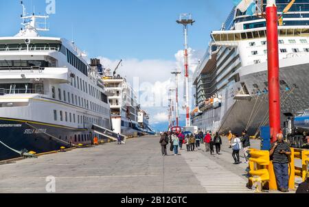 Ushuaia/Argentinien- 23. Januar 2020: Der südargentinische Hafen von Ushuaia bietet Andocken für eine große Anzahl von Kreuzfahrtschiffen in die Antarktis. Stockfoto