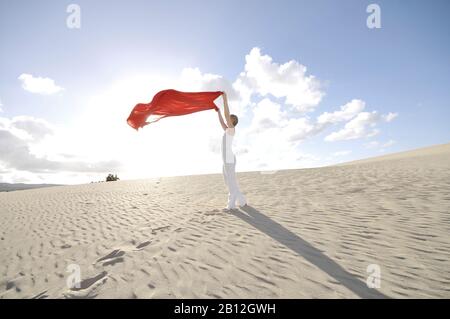 Frau mit rotem Tuch, Corralejo, Fuerteventura, Kanarische Inseln, Spanien Stockfoto