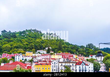 Blick auf die farbenfrohen historischen Gebäude im unesco-Weltkulturerbe Sintra, Portugal Stockfoto