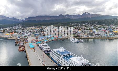 Ushuaia/Argentinien- 23. Januar 2020: Der südargentinische Hafen von Ushuaia bietet Andocken für eine große Anzahl von Kreuzfahrtschiffen in die Antarktis. Stockfoto