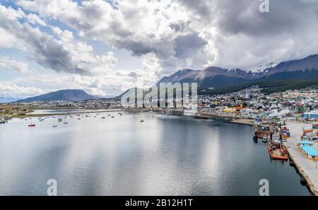 Ushuaia/Argentinien- 23. Januar 2020: Der südargentinische Hafen von Ushuaia bietet Andocken für eine große Anzahl von Kreuzfahrtschiffen in die Antarktis. Stockfoto