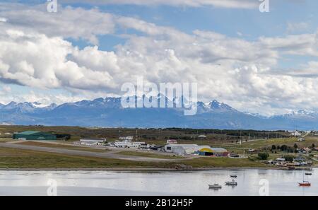 Ushuaia/Argentinien- 23. Januar 2020: Der südargentinische Hafen von Ushuaia bietet Andocken für eine große Anzahl von Kreuzfahrtschiffen in die Antarktis. Stockfoto