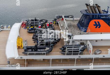 Ushuaia/Argentinien- 23. Januar 2020: Ein Kreuzfahrtschiff mit Zodiacs und Kajaks bereitet sich auf die Fahrt in die Antarktis fron Ushuaia Argentinien vor. Stockfoto