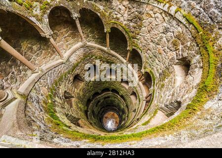 Blick auf den Initiationsbrunnen von Quinta da Regaleira in Sintra, Portugal Stockfoto