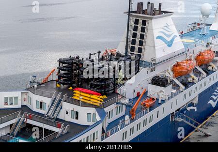 Ushuaia/Argentinien- 23. Januar 2020: Ein Kreuzfahrtschiff mit Zodiacs und Kajaks bereitet sich auf die Fahrt in die Antarktis fron Ushuaia Argentinien vor. Stockfoto