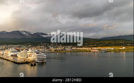 Ushuaia/Argentinien- 23. Januar 2020: Der südargentinische Hafen von Ushuaia bietet Andocken für eine große Anzahl von Kreuzfahrtschiffen in die Antarktis. Stockfoto