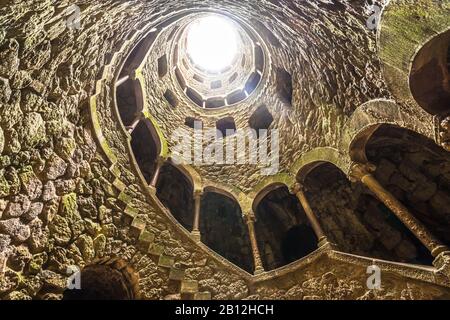 Blick auf den Initiationsbrunnen von Quinta da Regaleira in Sintra, Portugal Stockfoto