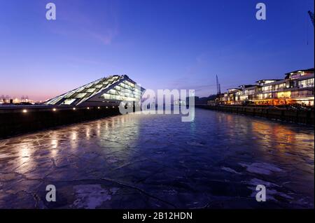 Dockland,Neumühlen,moderne Bürogebäude und Architektur,Hafenkräne,Hamburg,Deutschland,Europa Stockfoto