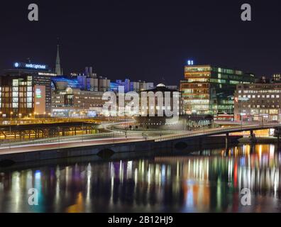 Norrmalm aus Barnhusbron nachts in Stockholm, Schweden Stockfoto