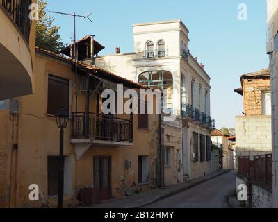 Straßenszene in Eleftheroupoli, Pangaio, Ostmakedonien und Thrakien, Griechenland, die alte, traditionelle Gebäude zeigt, einige müssen repariert werden. Stockfoto