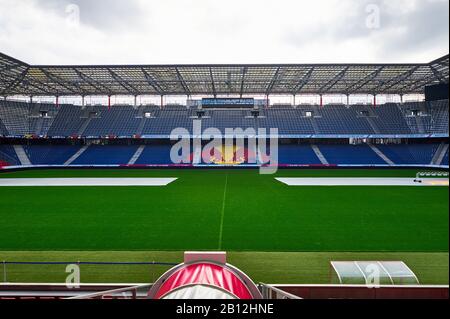 Blick auf den modernen Spielplatz des FC Red Bulls Salzburg Stadions Stockfoto