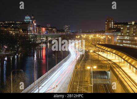 Klara Strand mit Wasser, Straße, Bahngleisen, Kungsholmen und Norrmalm in Sicht von Barnhusbron, Stockholm, Schweden Stockfoto