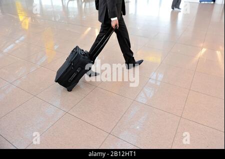 Junger, selbstbewusster Unternehmer mit Gepäck, Geschäftsreise, Hamburg Airport, Hamburg, Deutschland, Europa Stockfoto
